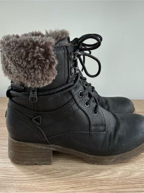 Faux Fur Cuff Lace-Up Ankle Boots in Black